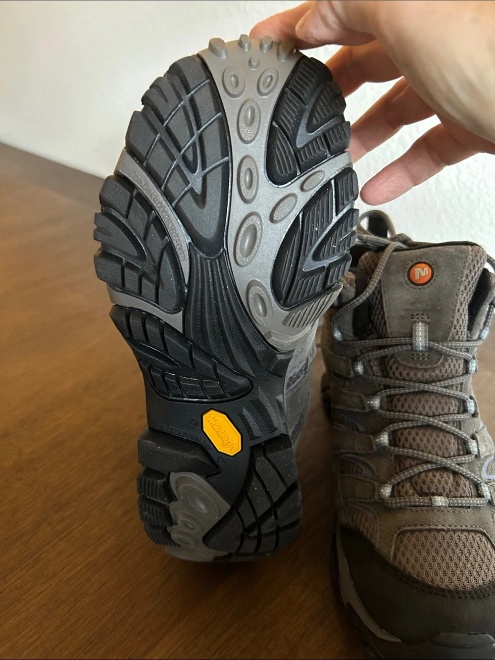 Merrell Moab 2 Mid hiking boots 8.5 in mint condition like new. Waterproof